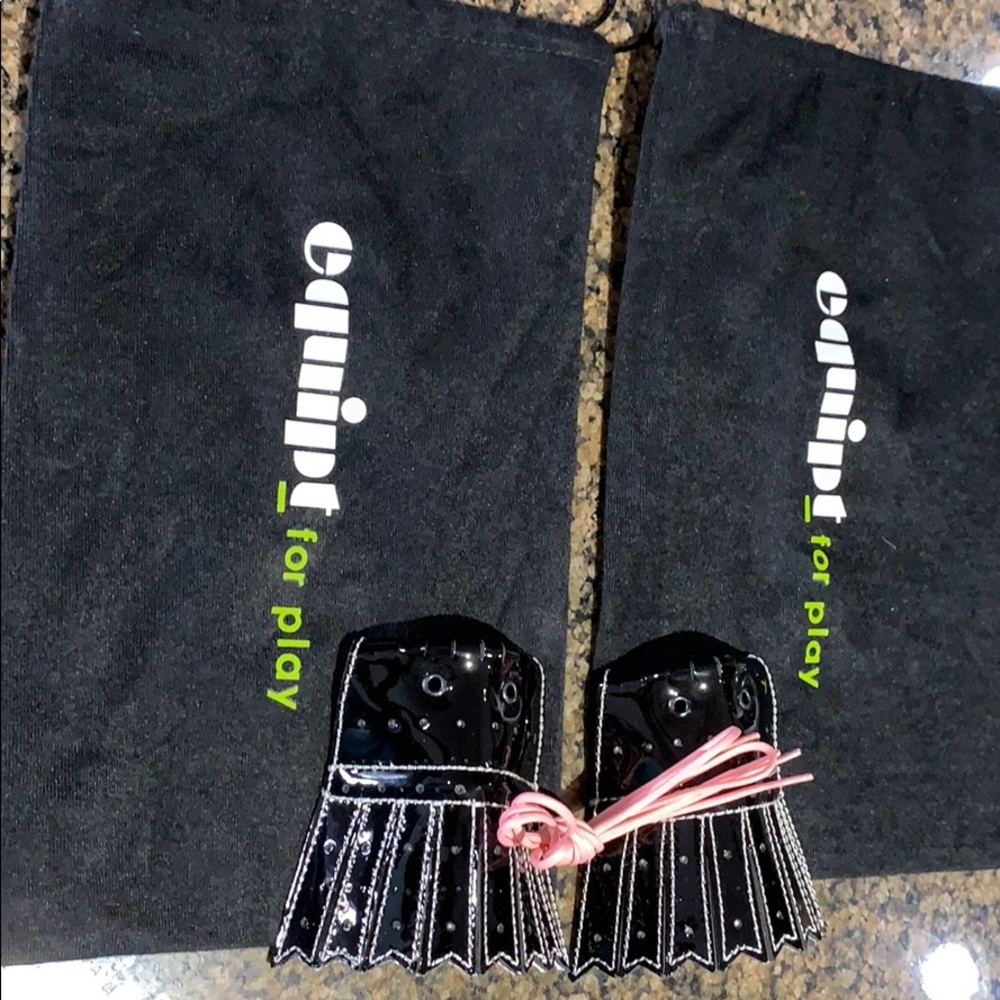 Accessories for equip golf shoes.
